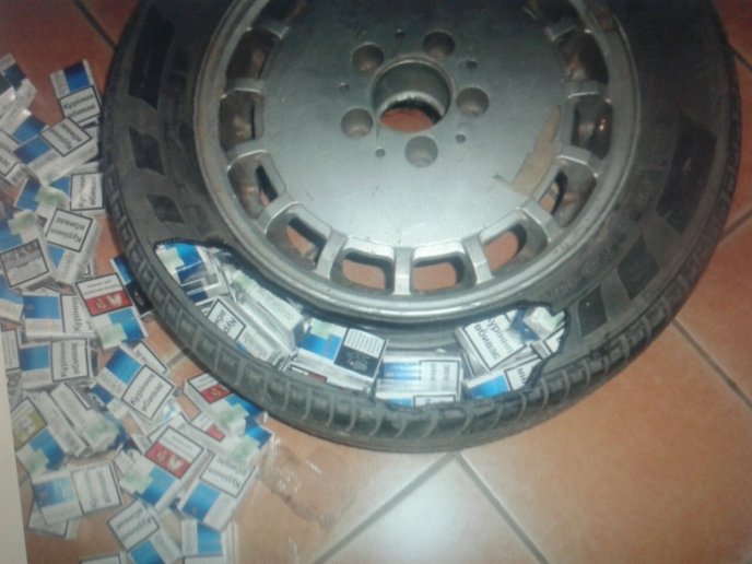 Закарпатські митники затримали угорця з контрабандними сигаретами у колесі – 02