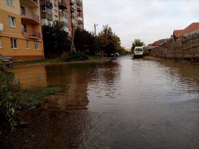 В одному з мікрорайонів Мукачева залило вулиці через прорив труби – 05