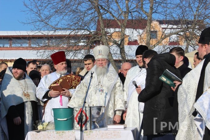 Владика Феодор освятив у Мукачеві воду в річці Латориця – 06