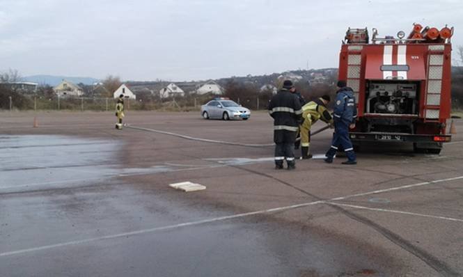 Закарпатські поліцейські "відшліфували" майстерність їзди в екстремальних умовах – 01