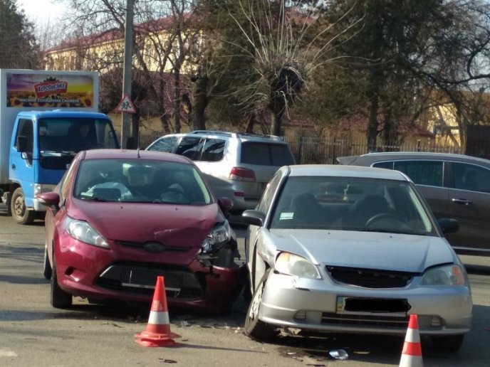 В Ужгороді зіткнулися два легковики – 02