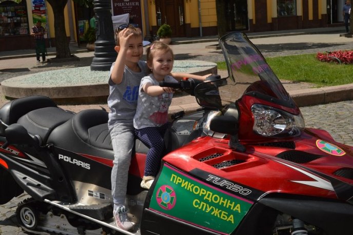 Центр Мукачева заполонила прикордонна техніка – 13 Центр Мукачева заполонила прикордонна техніка – 13