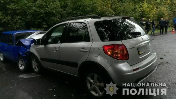 Зіткнулися два авто: є постраждалий – 02