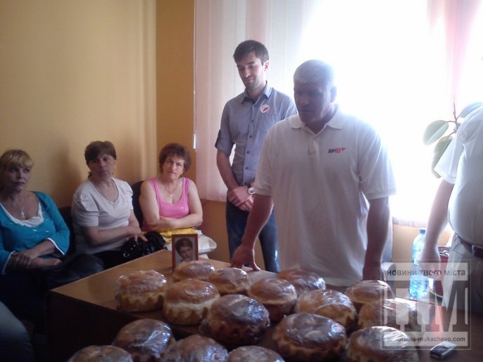 Місцевий осередок ВО "Батьківщина" роздавав безкоштовно паски (ФОТО) – 06