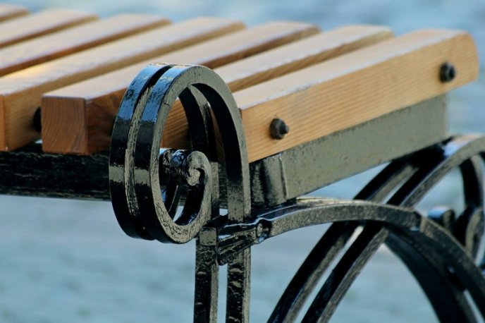 У центрі Мукачева оновлюють лавиці – 06