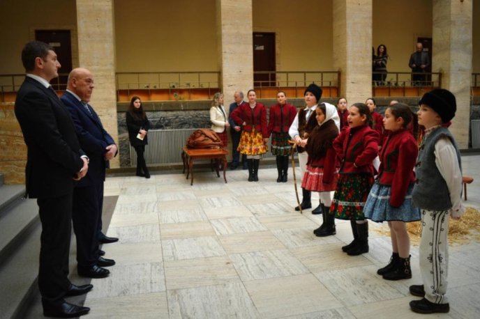 До Ужгорода з колядою завітали словацькі школярі – 01 До Ужгорода з колядою завітали словацькі школярі – 01