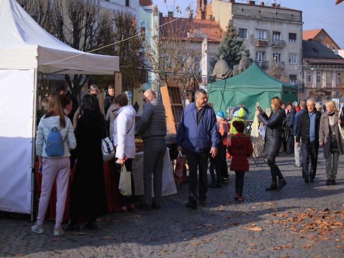 Смажена гуска, печені яблука і вино: у центрі Мукачева розпочався святковий ярмарок – 04