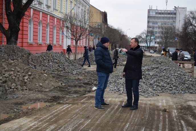 На площі Шандора Петефі в Ужгороді завершується перший етап реконструкції – 02