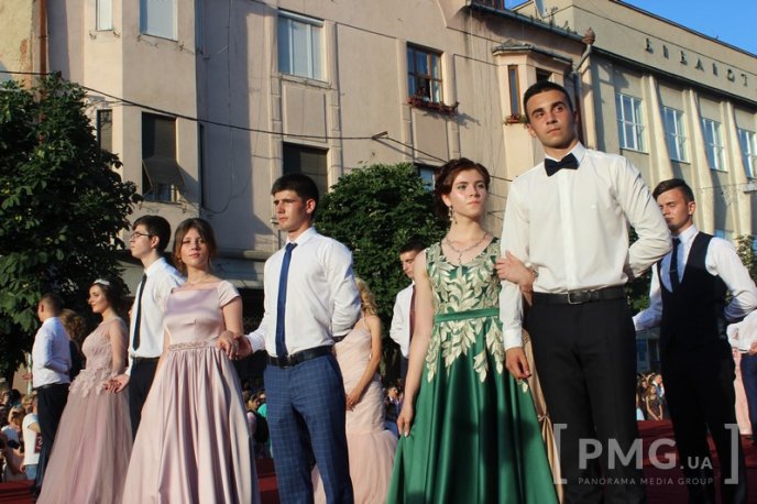 Мукачівські випускники станцювали прощальний вальс у центрі міста – 28