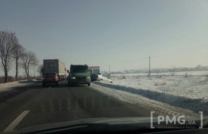 При в’їзді в Ракошино легковик з’їхав у кювет – 01