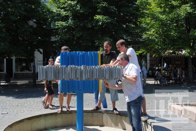 Фонтан у центрі Мукачева став жовто-блакитним (ФОТО) – 02