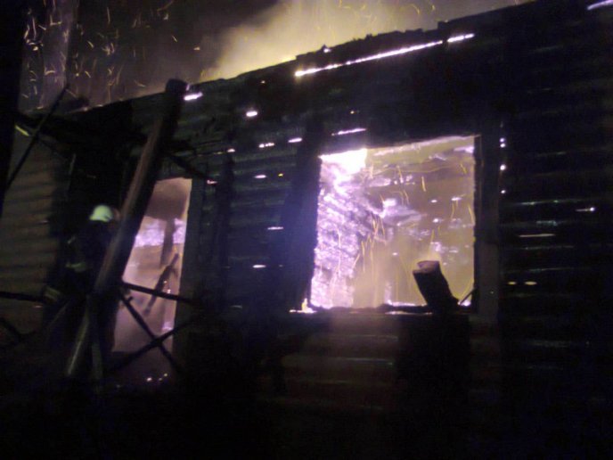 Вогонь знищив двоповерховий дерев’яний будинок закарпатця – 02