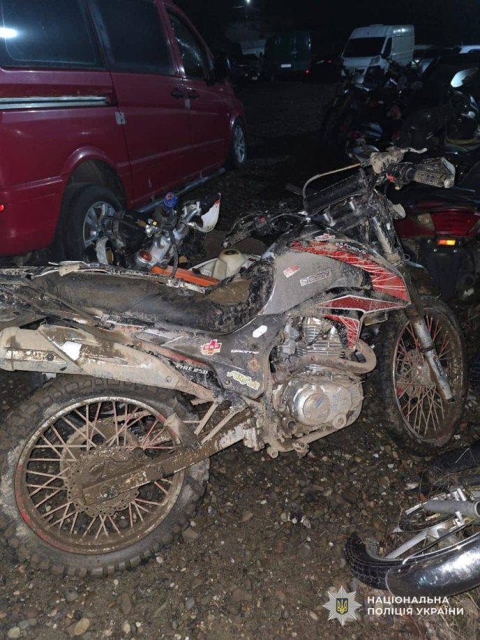 Двоє хлопців віком 14 та 17 років, один на мотоциклі, інший на авто, влаштували ДТП – 01