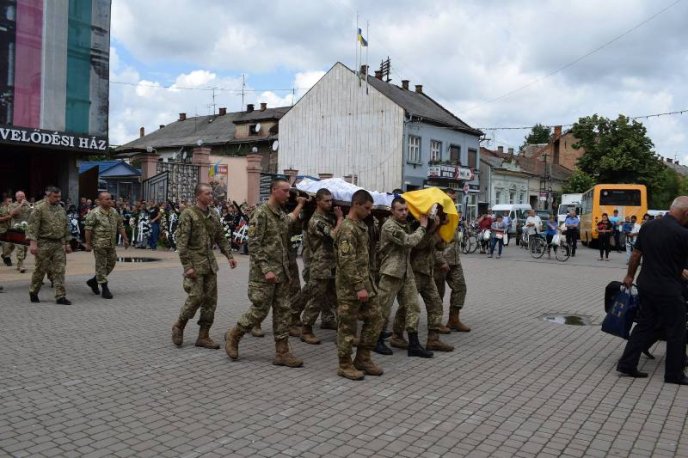 Сила-силенна людей пришли провести в останню путь загиблого у зоні АТО берегівчанина – 09