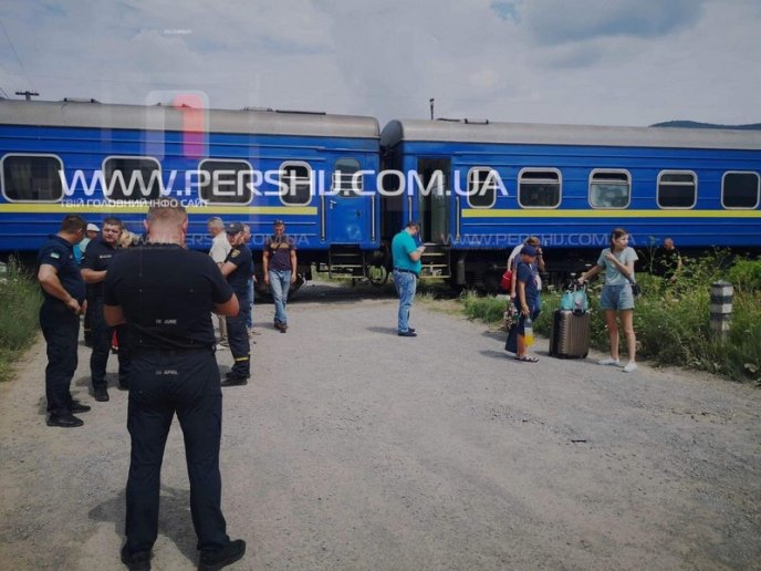 Пасажирський потяг зіткнувся з вантажівкою: опубліковано фото з місця ДТП – 02