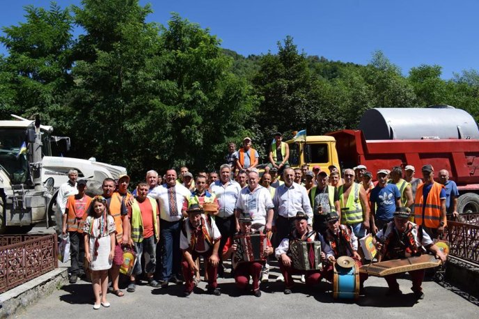 Люди так зраділи ремонту дороги, що зустрічали дорожників хлібом-сіллю – 02