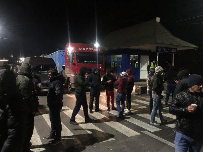 Перекриття траси "Київ-Чоп": що наразі відбувається у Нижніх Воротах – 01