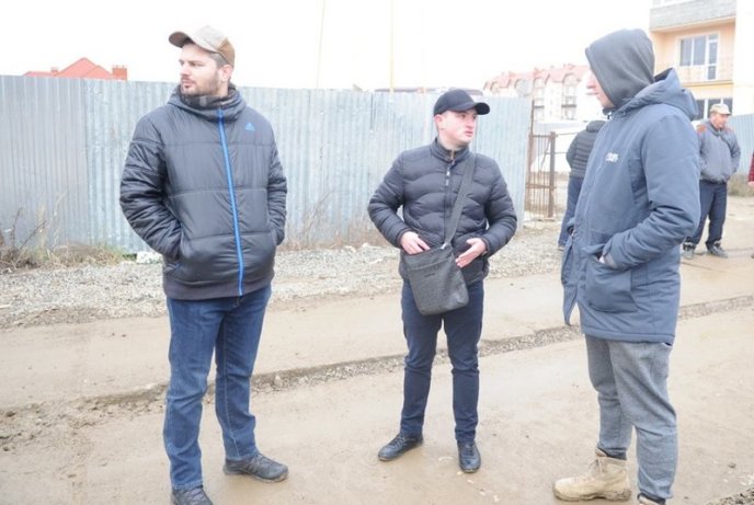 В Ужгороді забудовника оштрафують за те, що вантажівки виїжджали з будівництва із брудними колесами – 16