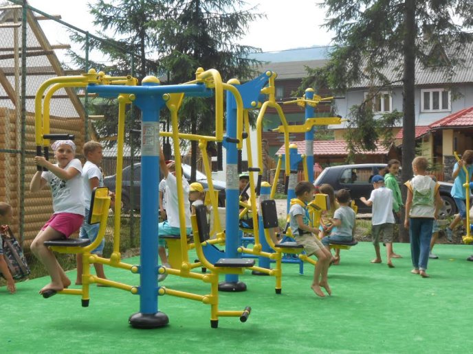 У столиці Гуцульської республіки відкрили спортмайданчик із більше десятком різних тренажерів – 07