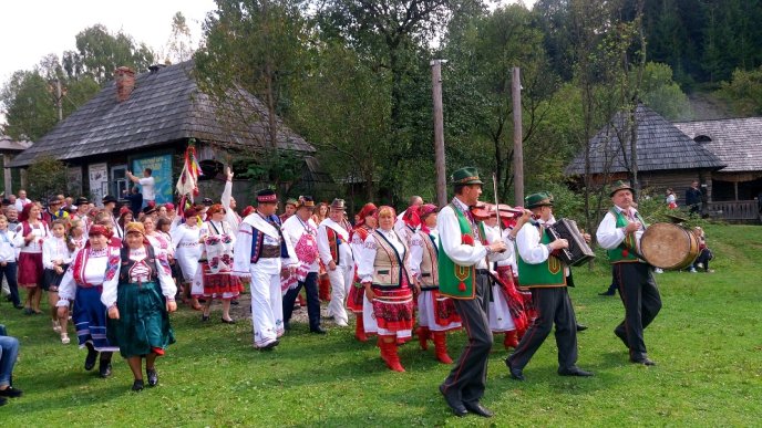 На колоритну "Закарпатську свальбу" прийшло кілька тисяч гостей – 01