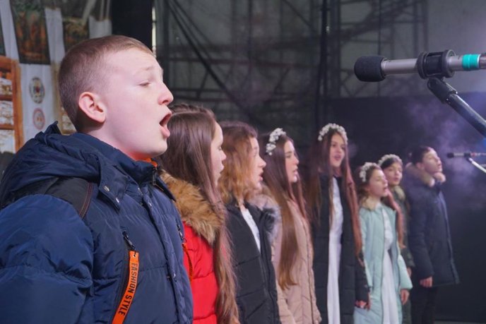 Мукачево приєдналося до Всеукраїнського різдвяного флешмобу – 06