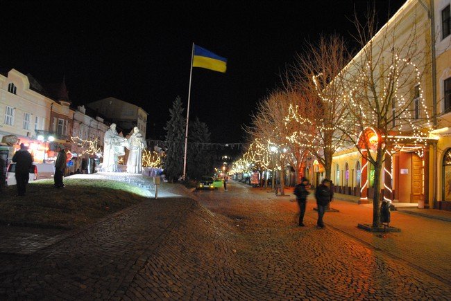 Мукачево готове до зустрічі Нового року: є все, окрім снігу (ФОТОРЕПОРТАЖ) – 04