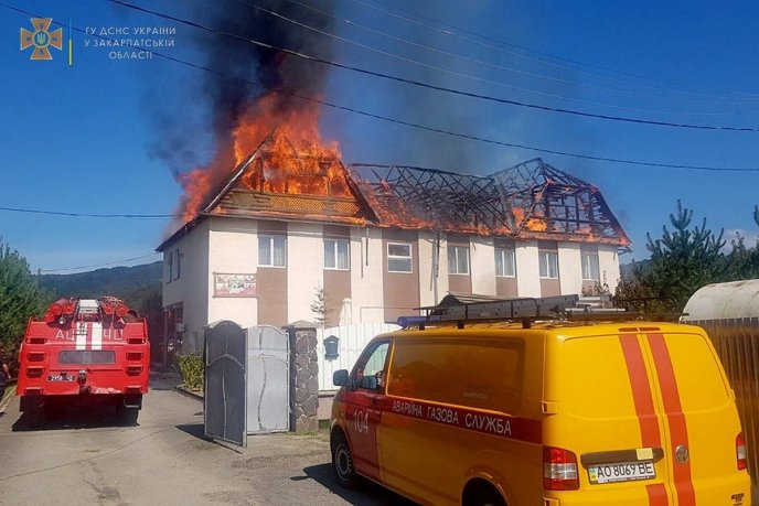 На Закарпатті горить будинок готельного типу: пожежники врятували чоловіка – 01 На Закарпатті горить будинок готельного типу: пожежники врятували чоловіка – 01