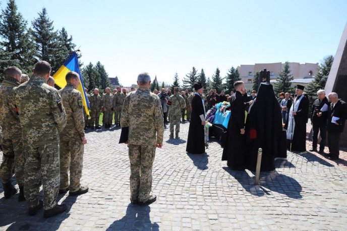 Отримав множинні осколкові поранення від вибуху: в Ужгороді поховали військового – 06