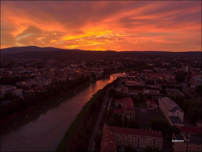 Неймовірний схід сонця в Ужгороді: у мережі опублікували фото – 02