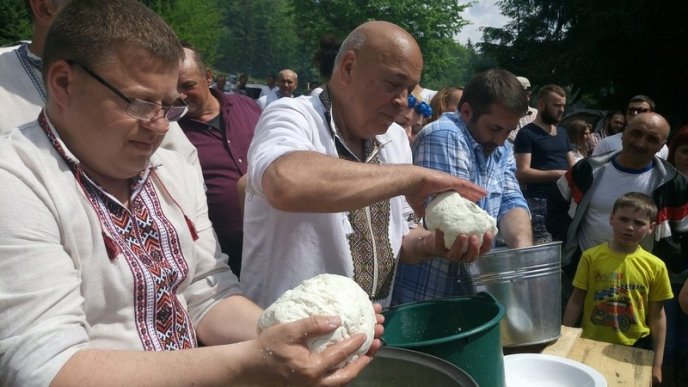 Організатори свята проводів вівчарів з отарами на полонину підкололи Геннадія Москаля – 04