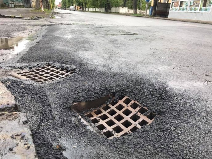 Люди вже сміються: в Ужгороді із початком дощу почали асфальтувати дорогу – 01