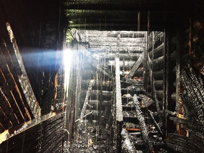 У гірському селищі Ясіня горів житловий будинок – 02 У гірському селищі Ясіня горів житловий будинок – 02