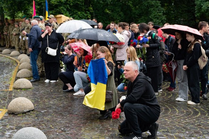 Загинув на полі бою: Закарпаття попрощалось із полеглим Героєм – 01