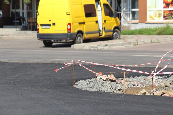 У Мукачівському міськвиконкомі прокоментували інцидент з асфальтуванням вулиці Данила Галицького під час дощу – 04