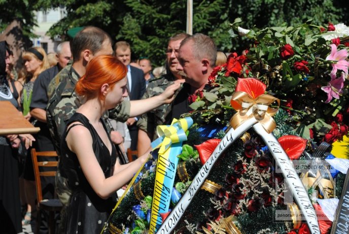 Сльози, квіти та слова подяки – у Мукачеві прощаються із загиблим Вільгельмом Штольцельом (ФОТО) – 15