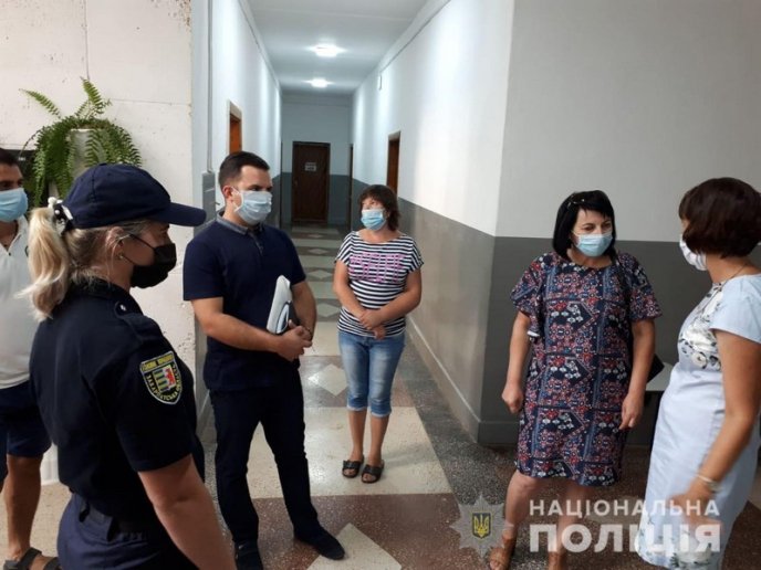 Поліцейські рейди: правоохоронці перевіряють школи – 02 Поліцейські рейди: правоохоронці перевіряють школи – 02