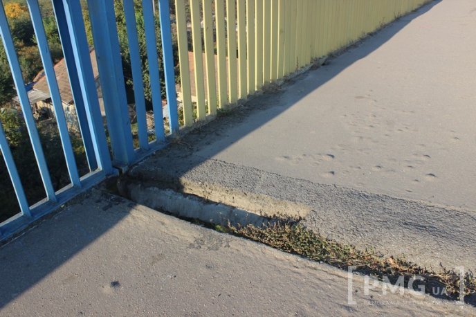 На мосту, що на вулиці Матросова у Мукачеві, утворилось небезпечне провалля – 02