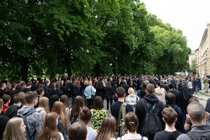 У захисника залишилися мама і кохана дівчина: в Ужгороді поховали молодого Героя – 07