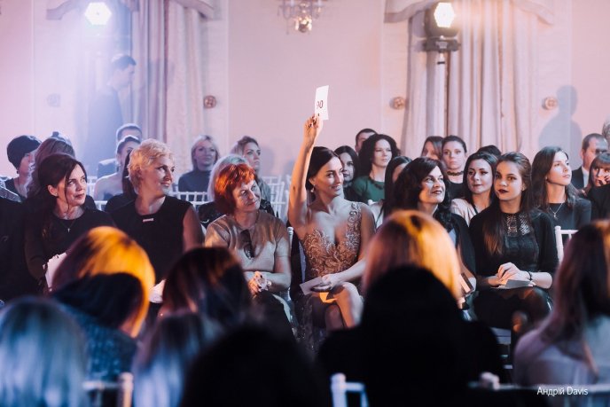 Мода заради життя: на Закарпатті відбувся ІІІ-й благодійний показ мод дизайнерки Роксолани Новак – 166