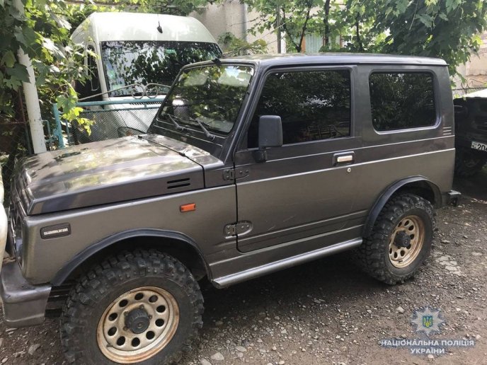 У закарпатця, який переховував нелегалів, знайшли автомобілі, зброю та наркотики – 01