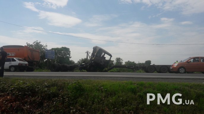 Рух ускладнений: на місці вчорашньої смертельної аварії працює спецтехніка – 02