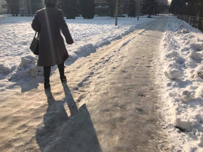 "Потрапив на Марс", – турист про побачений стан доріг в Ужгороді – 01