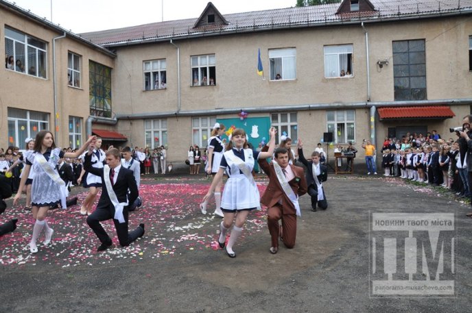 Свято "Останнього дзвоника" зібрало у Мукачівській ЗОШ №7 багато гостей (ФОТОРЕПОРТАЖ) – 39