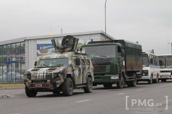 У бік Ужгорода знову рушила колона військової техніки – 05