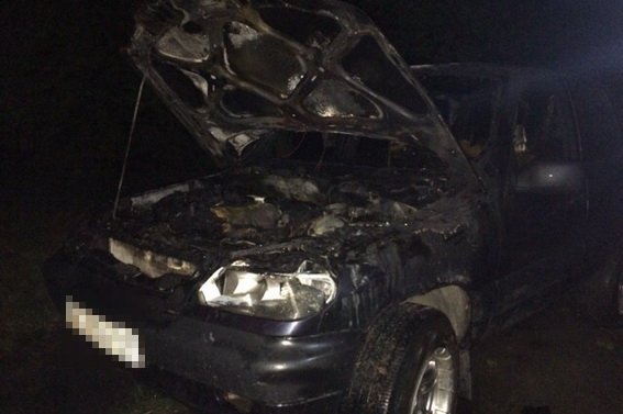 У закарпатця серед ночі згоріло авто. Поліцейські підозрюють підпал – 02