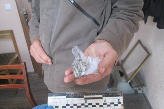 Ужгородець "здав" чоловіків, які продавали патрони і холодну зброю – 01