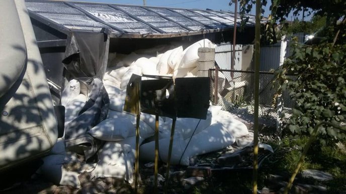 Перекинулася вантажівка: опубліковані фото з місця ДТП – 03