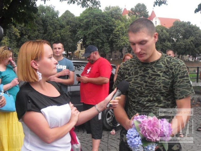 В Ужгороді зустрічали закарпатських військових, яких визволили з полону терористів (ФОТО, ВІДЕО) – 01