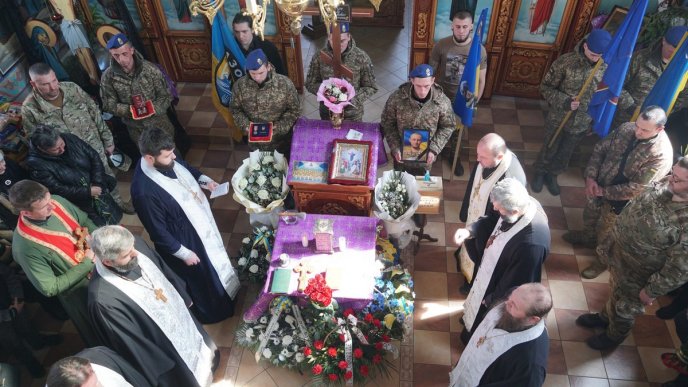 У Мукачеві попрощалися з воїном, який загинув, захищаючи Маріуполь – 04