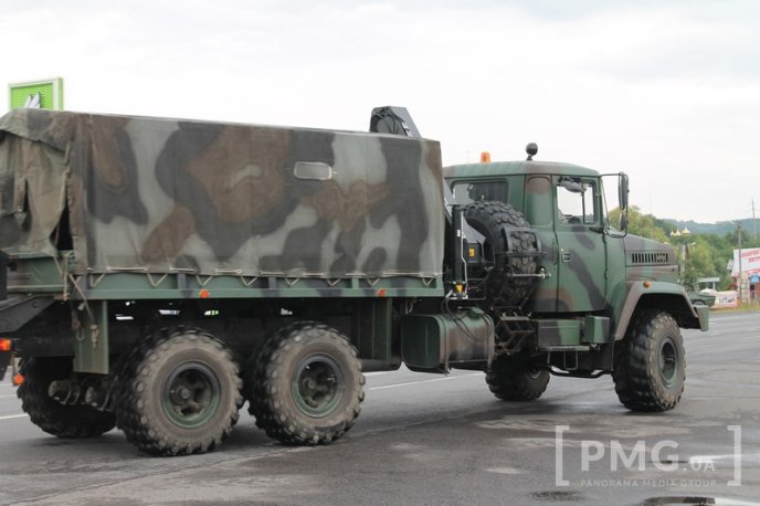 Колона з БТРом та КРАЗом рушила в бік Ужгорода – 01